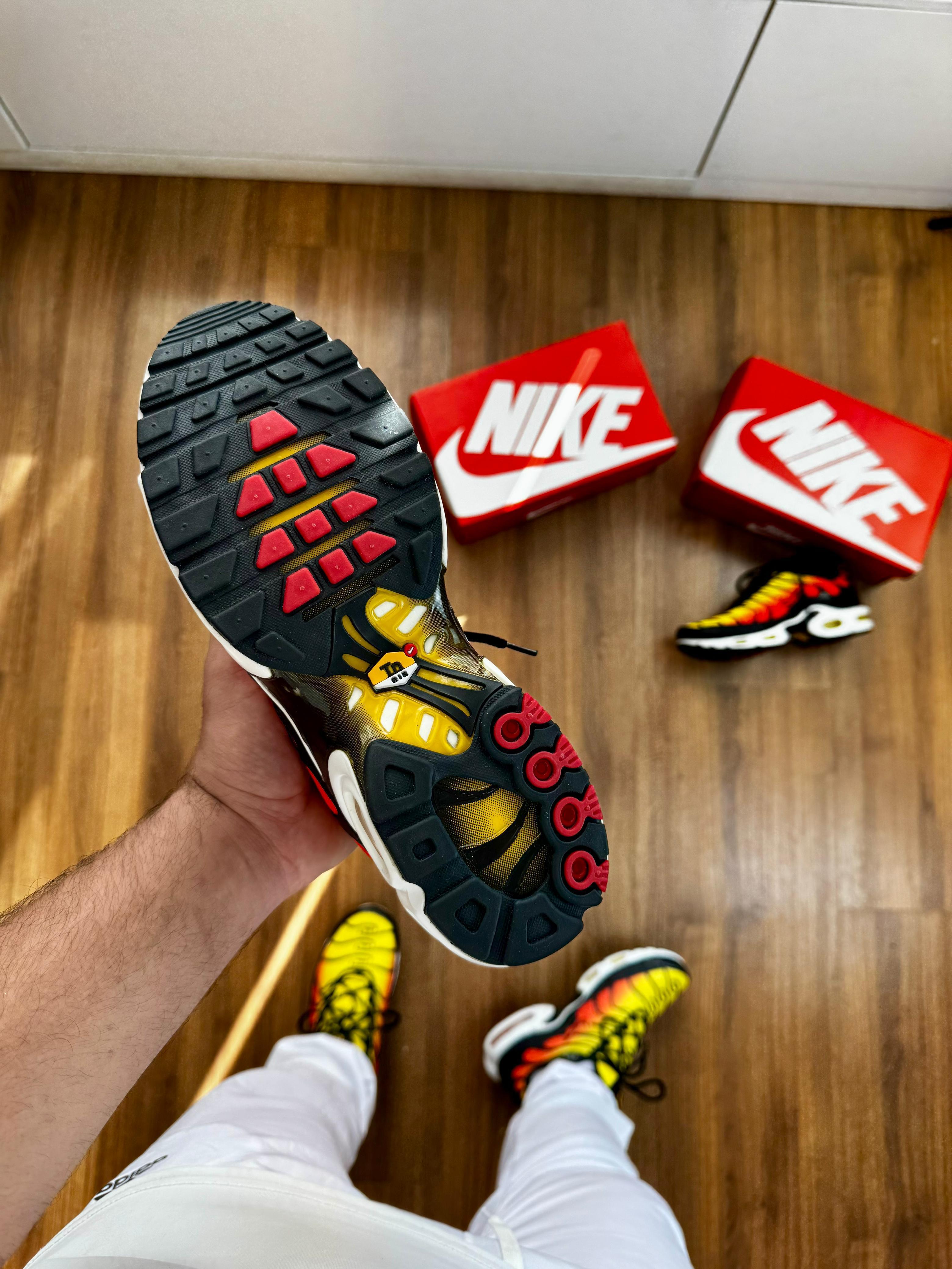 AIR MAX TN PLUS amarelo
